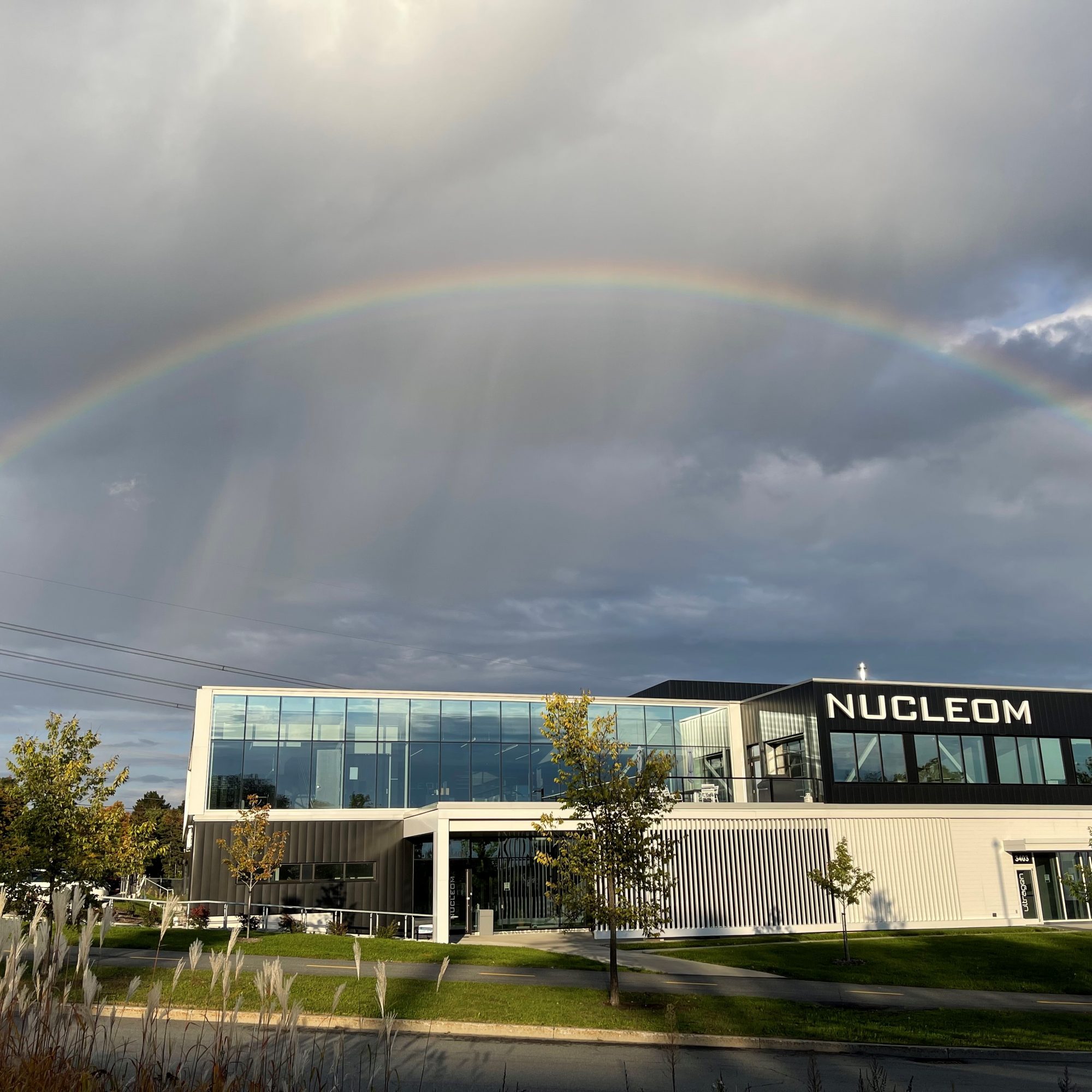 Bureau du siège social de Nucleom avec un arc-en-ciel